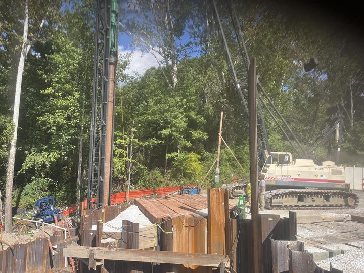 Route 46 over Paulins Kill: sheet-pile wall and pile rig at the bridge cofferdam